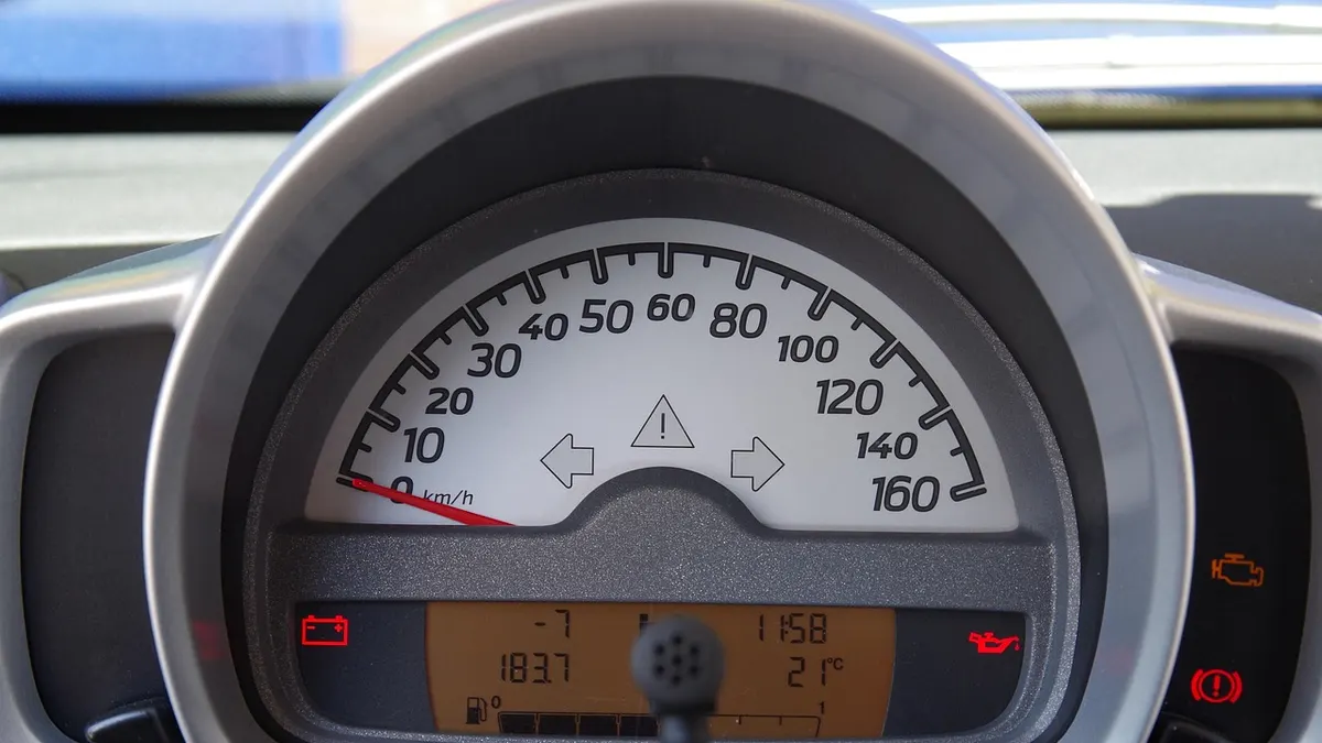 Painel de instrumentos de carro com luzes de alerta acesas