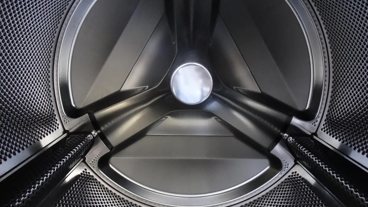 Tambor escuro de máquina de lavar visto de frente