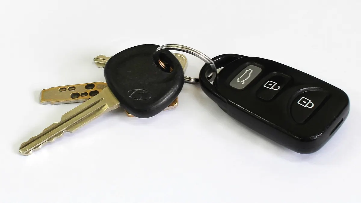 Chave de carro com controle remoto sobre fundo branco
